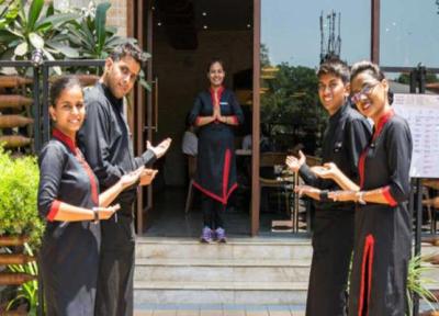 تور بمبئی: رستورانی در هند با کارکنانی با مشکل شنوایی و گفتاری