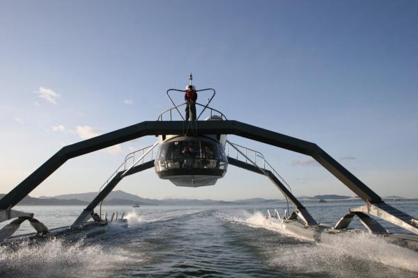 قایق های معلق WAM، V با پای عنکبوتی بر فراز امواج شناور