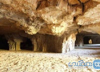 غار کلهرود یکی از جاذبه های طبیعی استان اصفهان به شمار می رود